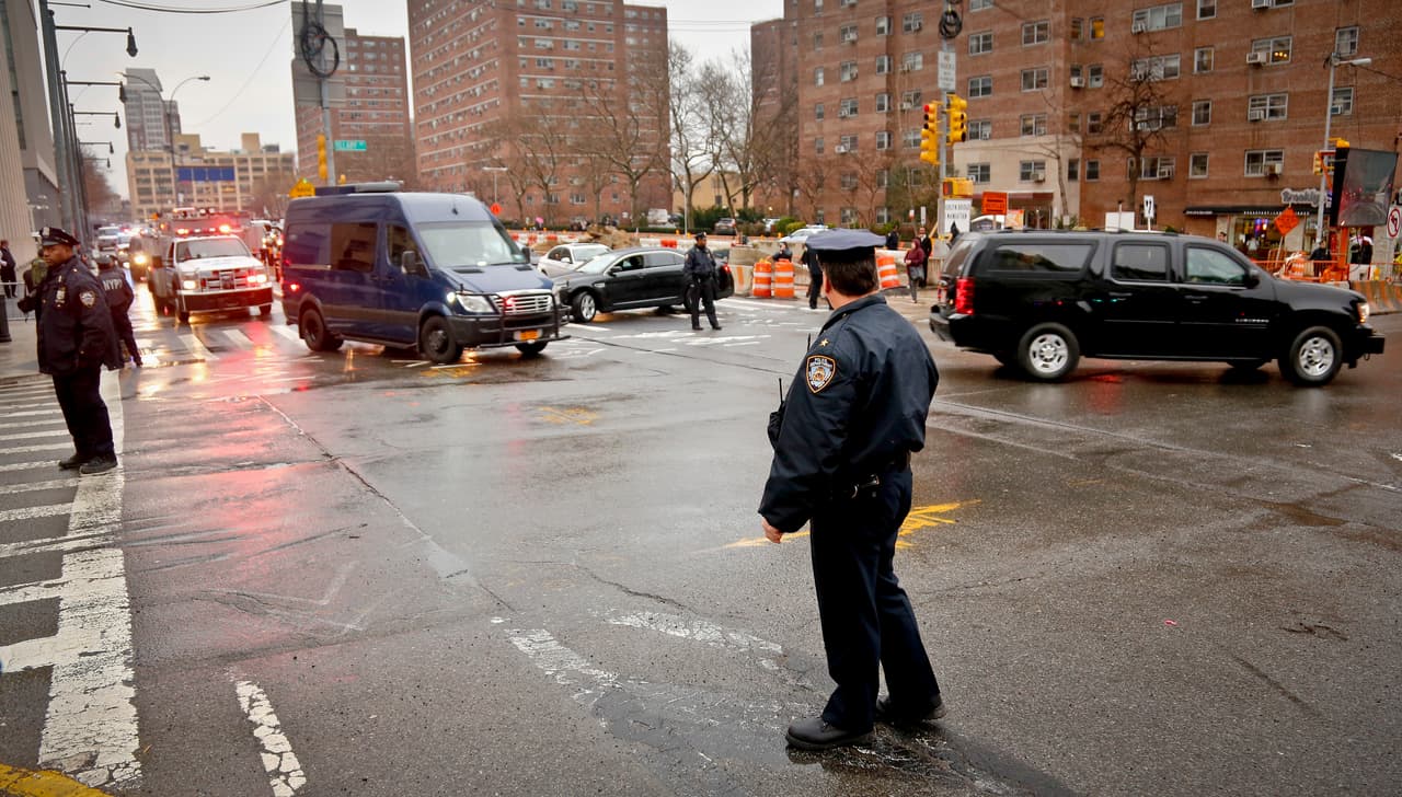 La ruta que cubría la caravana de una media docena de vehículos, de Manhattan a Brooklyn, fue bloqueada por policías.