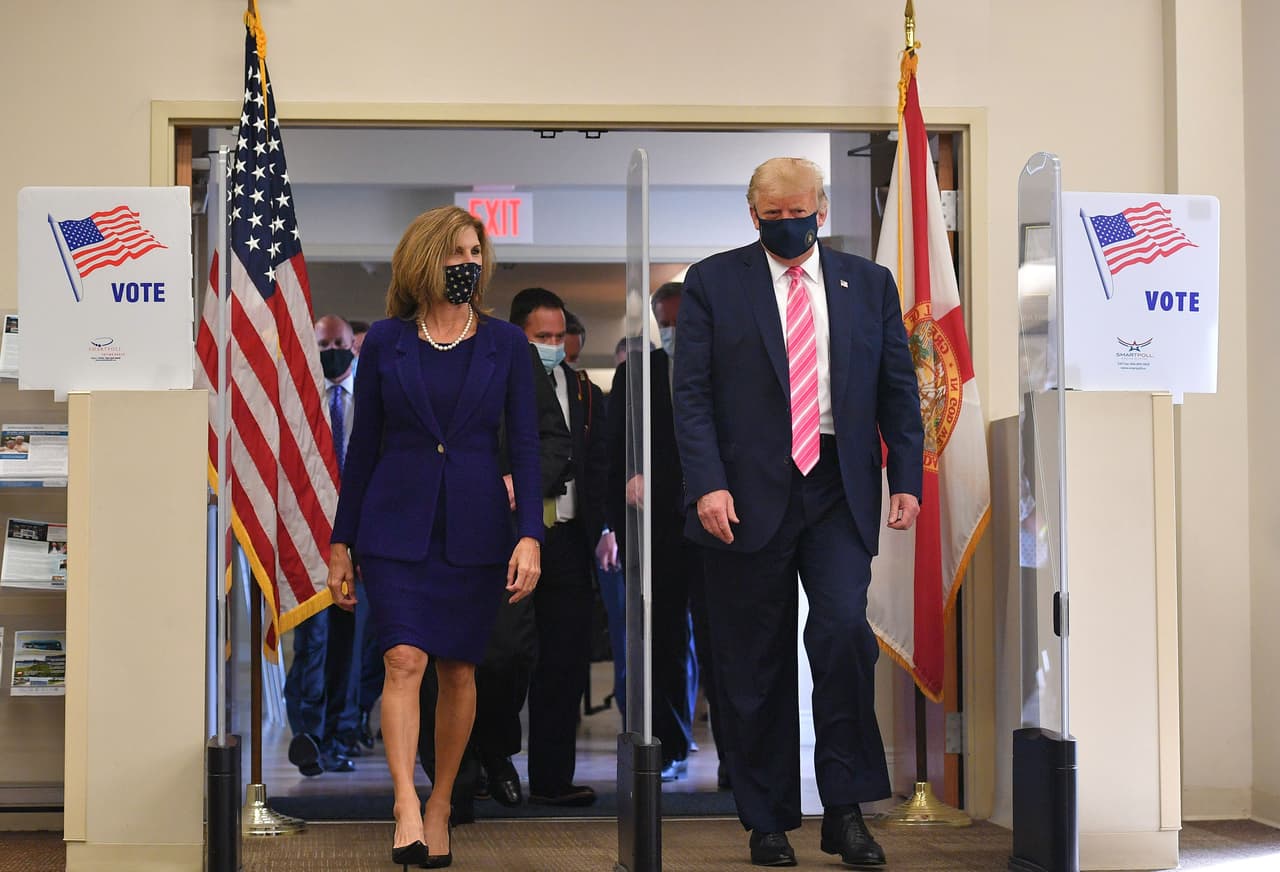El presidente Donald Trump votó de forma anticipada este sábado en la ciudad de West Palm Beach, lugar donde tiene su residencia oficial en el club privado de Mar a Lago. 
<br>