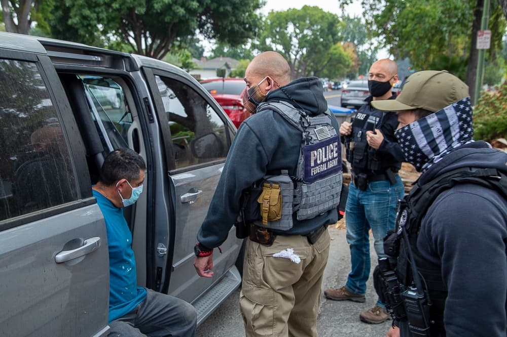 ICE arresta a más de 100 inmigrantes en operativos realizados en California