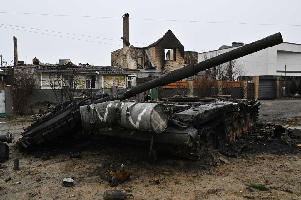 Aquí se aprecia otro tanque ruso destruido en la misma localidad de Dmytrivka. Los rusos 
<a href="https://www.univision.com/noticias/un-convoy-de-blindados-rusos-cae-en-una-emboscada-ucraniana-y-todo-queda-captado-por-un-dron-video">han perdido muchos tanques, vehículos blindados y camiones</a> en Ucrania en lo que va de invasión.