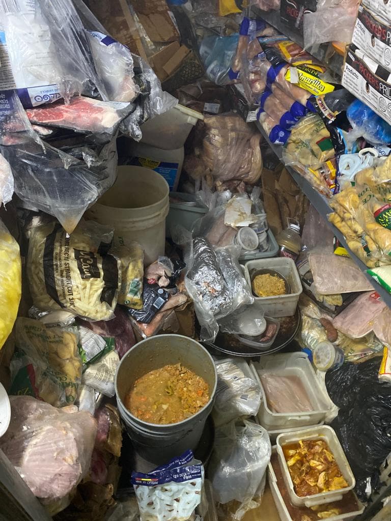 En el momento en que el Departamento de Salud advino en conocimiento de que el establecimiento Latin Star Restaurant estaba en operaciones, en violación a la orden ejecutiva, movilizó personal para investigar; sin embargo, además del incumplimiento a la orden ejecutiva, en la intervención se evidenció que no siguen los protocolos de salud ambiental, lo que pone en riesgo la salud y seguridad de los comensales y empleados.
<br>
<br> 
<br>
<br>