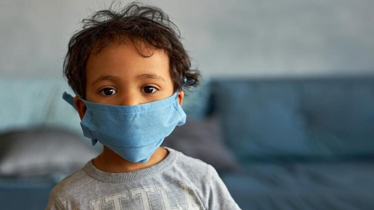 Actualmente no existe una vacuna contra el
<b> Virus Sincitial Respiratorio</b> (RSV), por lo que 
<b>usar una mascarilla</b>, sobre todo
<b> </b>en lugares públicos cerrados, puede reducir significativamente la propagación y proteger a los bebés y niños.
