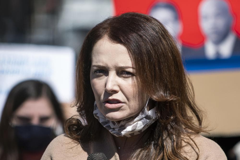 Violadas, degradadas, humilladas, una película de terror: Esas son algunas de las palabras que 11 mujeres utilizaron para describir cómo las hizo sentir el gobernador Andrew Cuomo cuando las tocó, besó o abrazó o les hizo preguntas invasivas.