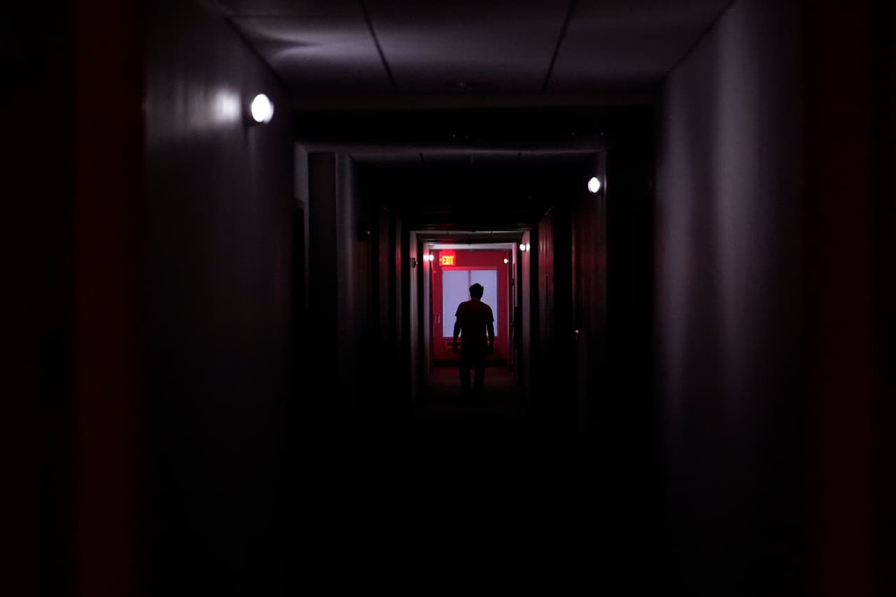 Esto es en un hotel de Bay City, donde huéspedes pasearon en los pasillos sin electricidad.