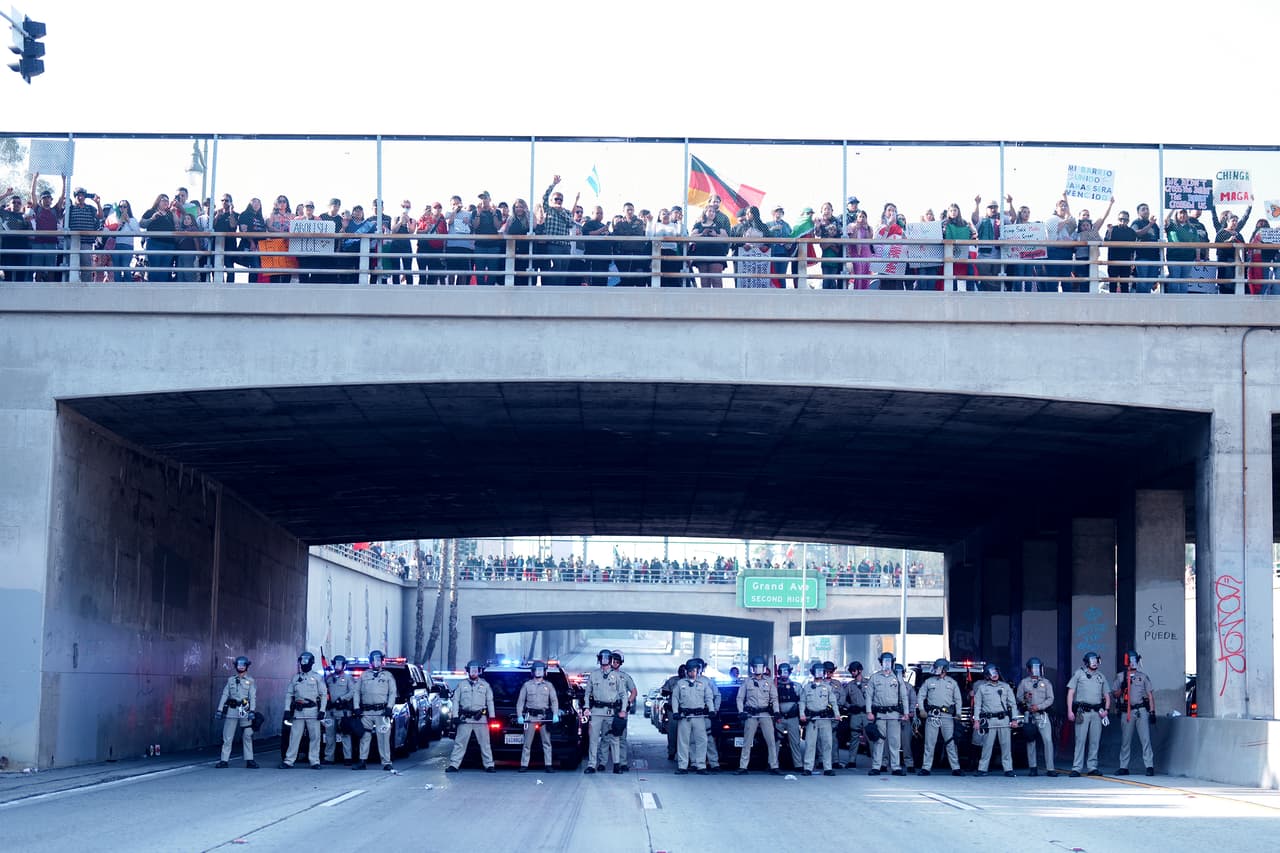 Las protestas continuaron hasta la tarde. Aproximadamente a las 7:00 pm, oficiales de policía de Los Ángeles se desplegaron en el centro de la ciudad para intentar contener la manifestación.
<br>
