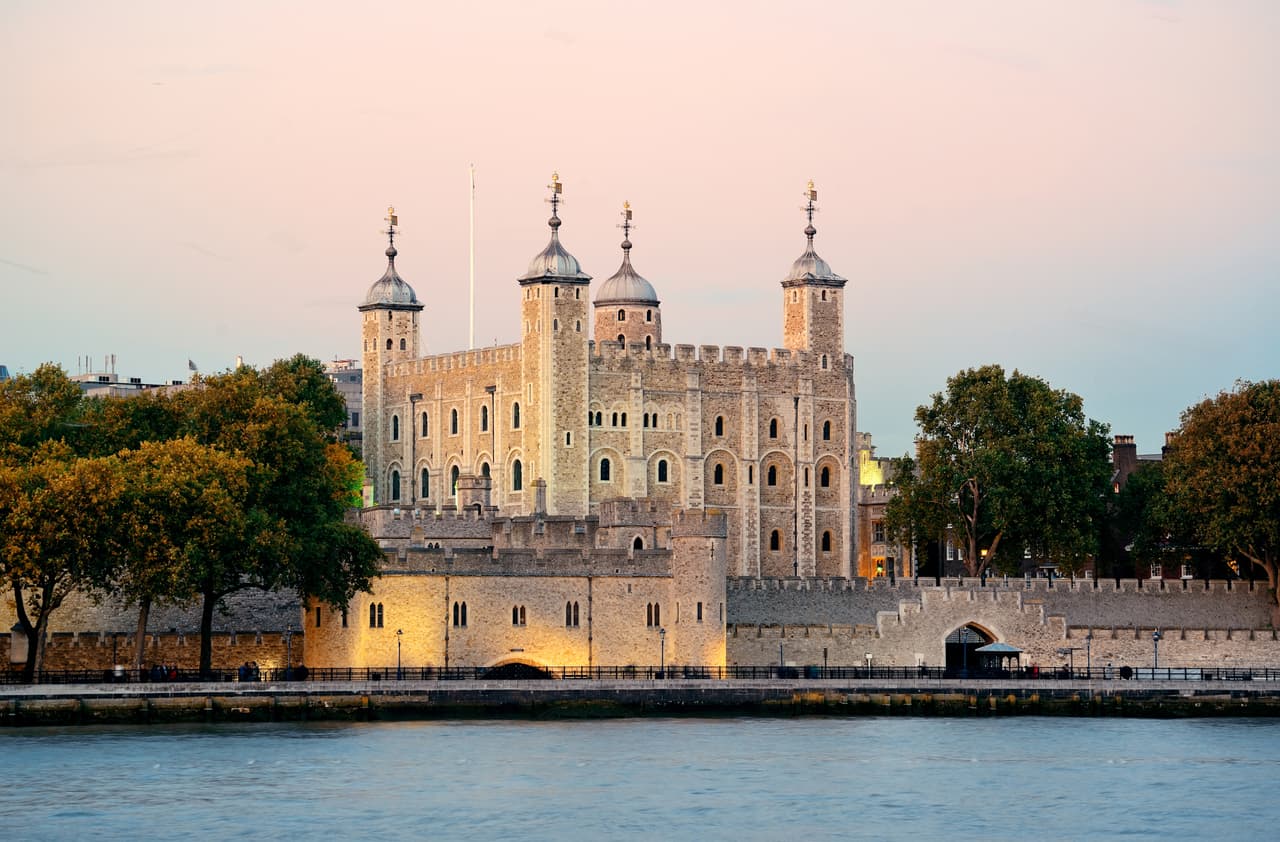 <b>Puesto 11. Torre de Londres. Reino Unido.</b>
<br>
<br>La Torre era una de as contrucciones mejor vigiladas en la antigüedad por ello la familia real se refugiaba allí en tiempos de guerra. Eventualmente, la Torre se utilizó como palacio, almacén de armamentos y joyas, además de haber sido un 
<b>lugar de ejecuciones y torturas. </b>