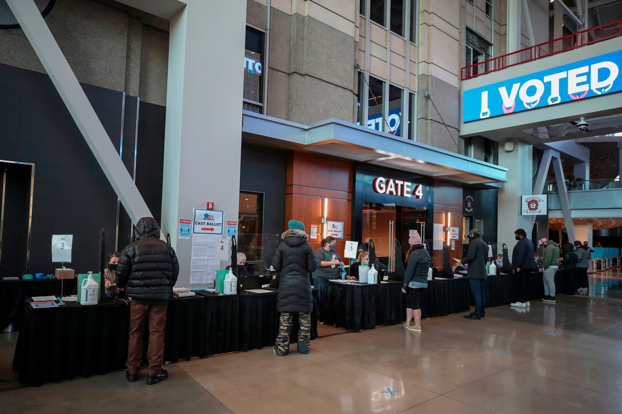 Votantes en Chicago asisten al United Center para ejercer su derecho al sufragio. Guardando el distanciamiento social y con el uso de tapabocas, los electores han seguido llegando en este martes, último día de elecciones.