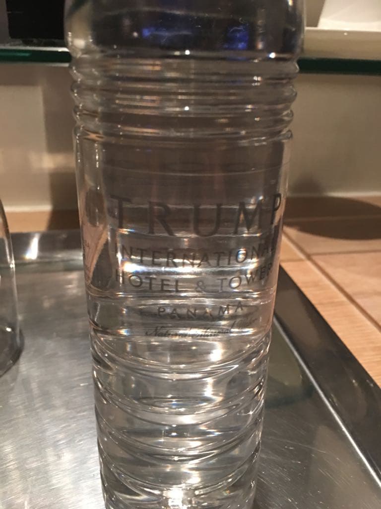Hasta las botellas de agua llevan en su etiqueta el nombre Trump. El agua embotellada fue muy útil esta semana tras el corte del servicio el miércoles y jueves. El hotel tuvo que dar botellas adicionales a sus huéspedes.