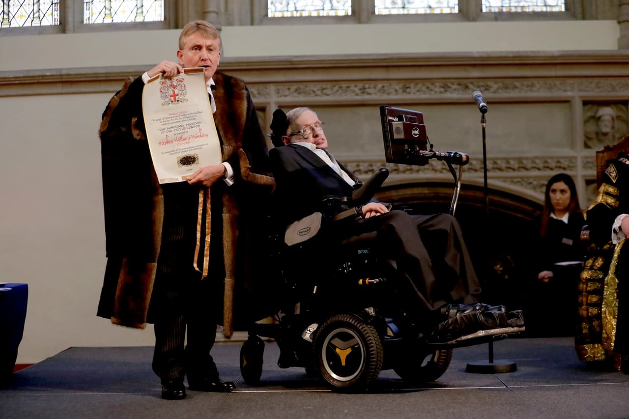 En marzo de 2017 la Ciudad de Londres le concedió un reconocimiento honorífico debido a su destacada labor como hombre de ciencia.