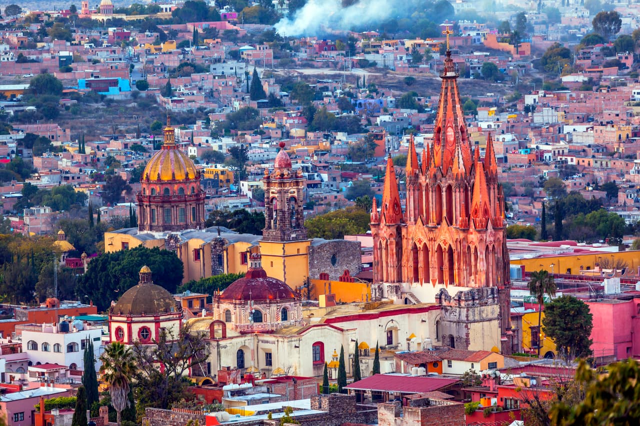 <h3 class="cms-H3-H3">1. San Miguel de Allende</h3>
<br>
<br>A tan solo cuatro horas al noroeste de la Ciudad de 
<a href="https://www.univision.com/temas/mexico-city">México,</a> este 
<b>lugar está lleno de encanto gracias a su arquitectura histórica</b> con fachadas coloridas de herencia española. La ciudad tiene entre sus pobladores una mezcla de artesanos locales y artistas en retiro. Cuenta con una rica vida nocturna y la gastronomía local que ofrecen sus restaurantes ha recibido muy buenas críticas.