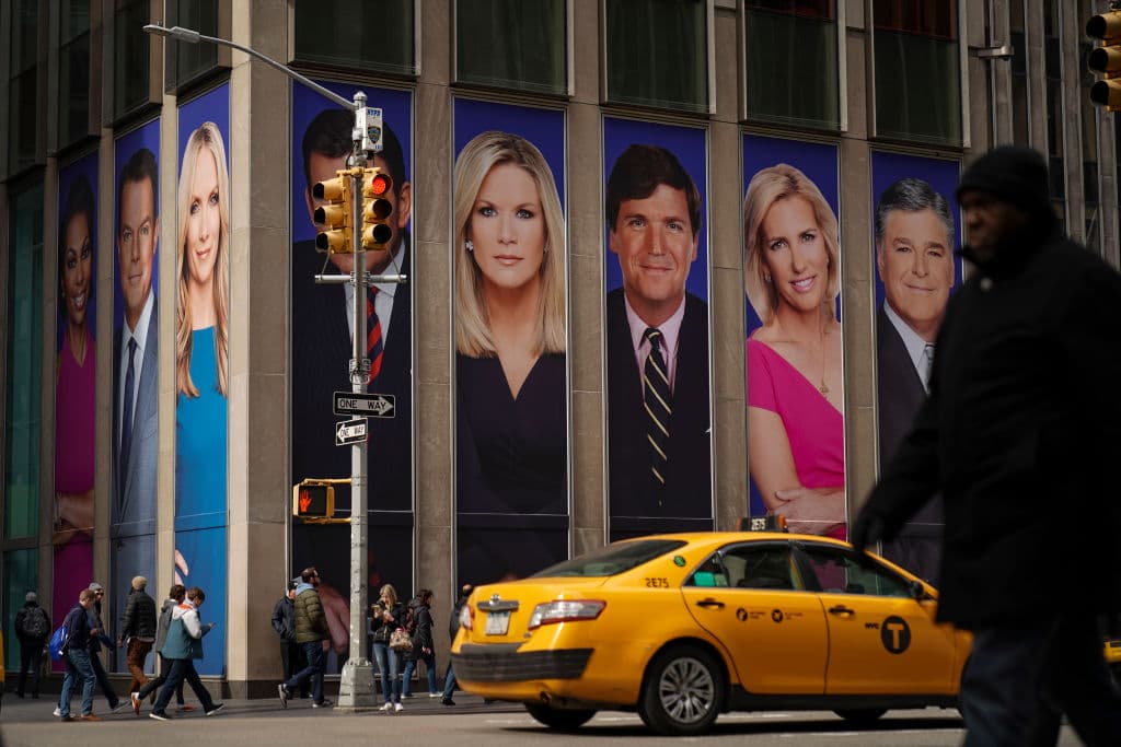 Para evitar demandas, Fox News se retracta de acusaciones de fraude electoral contra Smartmatic y Dominion