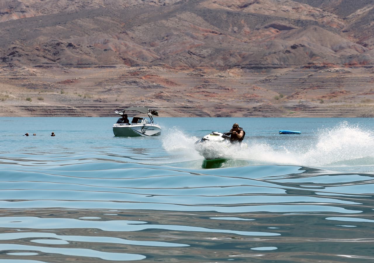 <b>South Cove</b>
<br>Aquí es donde el río Colorado sale del Gran Cañón y comienza a formar el Lake Mead. Ubicado en el extremo este del parque, cerca de un bosque de Joshua Tree, South Cove es una de las escapadas menos conocidas del parque.