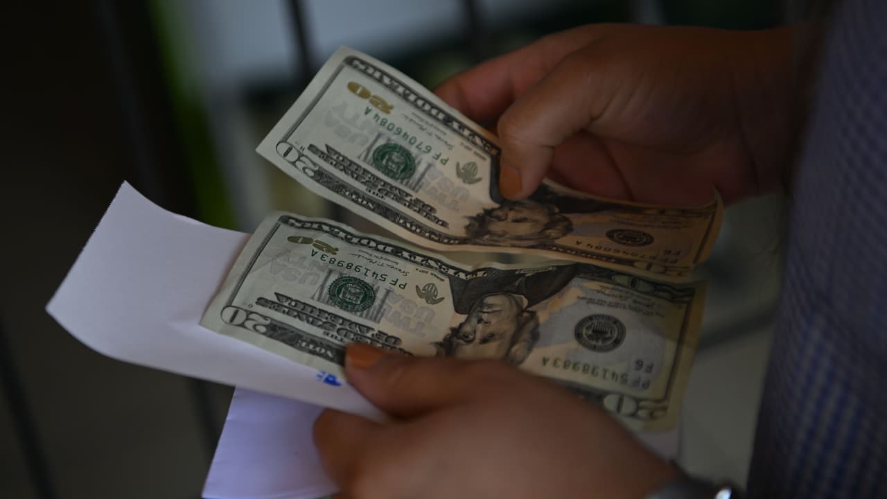 Inmigrantes en Florida Central prevén reducir remesas por nuevo impuesto del 3.5% que afecta envíos