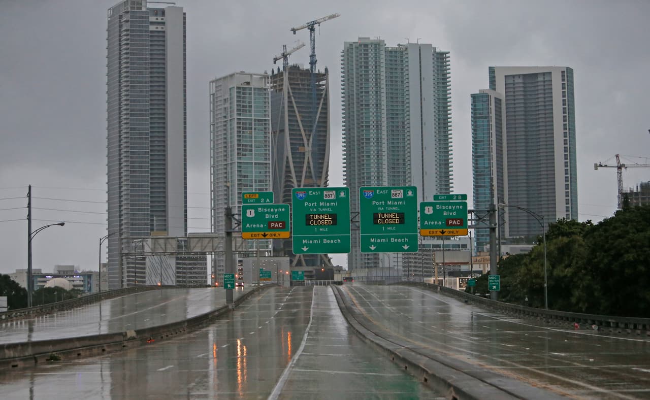 Miami Beach deja gratis los estacionamientos para guardar los carros por las inundaciones 