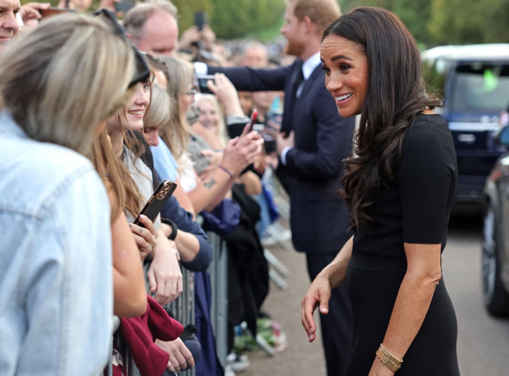 En ocasiones, Meghan se mostró sonriente con la interacción con los ciudadanos, pues no dejaban de darles sus condolencias y cariño.
<br>