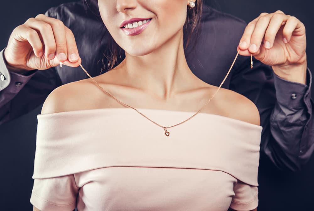 <b>Accesorios</b>
<br>Muchas personas que tienen el 9 en su vidas acostumbran colgarse una cadena de oro (si pertenecen al elemento fuego o aire) o de plata (si el nativo es del elemento tierra o agua) con un dije que se pone en el cuello y que represente o bien el 9 o el IX que es el mismo, pero en números romanos.