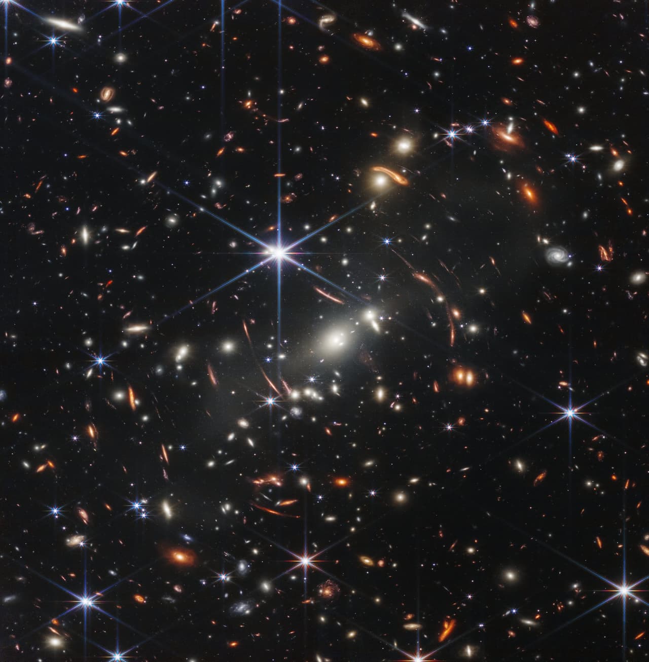 Esta fue una de las primeras fotos reveladas por la NASA. Se trata de un conjunto de galaxias que deberán ser estudiadas por los científicos. La agencia indica que las luces que emiten tardaron miles de millones de años hasta llegar a nosotros los humanos.