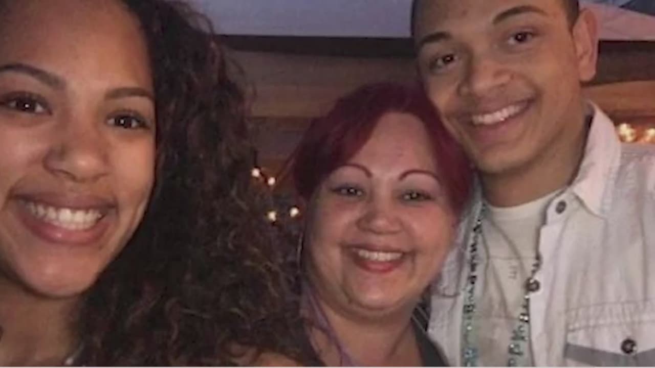 La mañana en que fue asesinada a tiros se suponía que 
<a href="https://www.univision.com/local/philadelphia-wuvp/christine-lugo-madre-hispana-asesinada-robo-comercial-norte-filadelfia-pide-justicia">Christine Lugo </a>no debía estar trabajando sola. Lugo, de 41 años, gerente de una tienda de donas Dunkin 'en Fairhill Street y Lehigh Avenue en el norte de Filadelfia, estaba abriendo la puerta principal justo antes de las 5:30 de la mañana del sábado cuando un hombre con un revólver la agarró y entró a la fuerza. Le disparó en la cabeza después de que entregó una cantidad no revelada de efectivo.