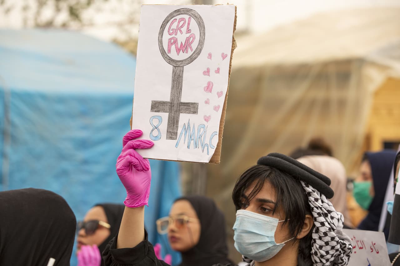 Mientras en Irak las mujeres han salido a las calles a pesar de las alertas sanitarias, en el vecino Irán, el principal foco de contagios y muertes por covid-19 en el Medio Oriente y el tercero en el mundo después de China y Corea del Sur, no hay manifestaciones. Esto no solo se debe al coronavirus, desde el triunfo de la Revolución Islámica, este día en Irán ha quedado opacado y se le ha intentado dar un matiz religioso, aunque algunas activistas suelen protestar.