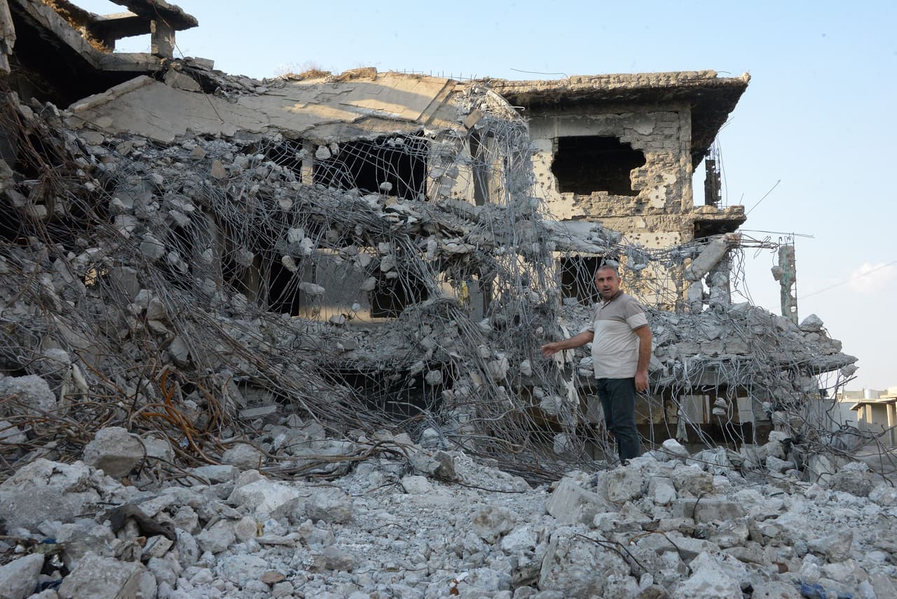 Un hombre camina entre los escombros de un edificio destruido el 27 de octubre de 2019 en la antigua ciudad de Mosul, la antigua base del grupo del Estado Islámico en el norte de Irak, donde Abu Bakr al-Baghdadi solía dirigirse a sus seguidores antes que el grupo fuera expulsado del área en 2017.