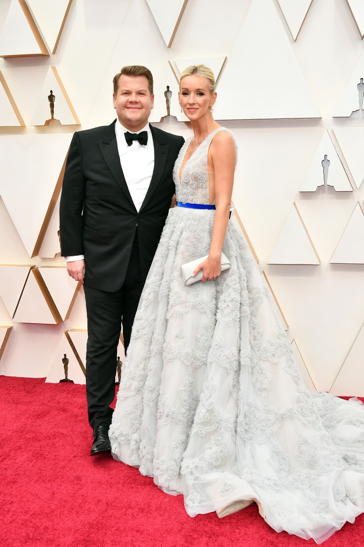 James Corden y Julia Carey posaron sonrientes, minutos antes de la ceremonia.