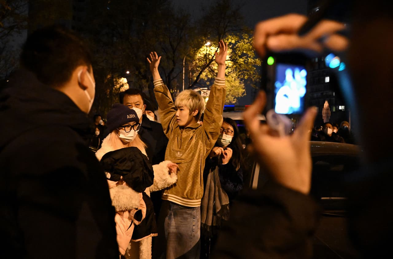 En Pekín, al menos 400 personas se reunieron a orillas de un río durante varias horas, algunas de las cuales gritaban "¡Todos somos de Xinjiang! ¡Vamos pueblo chino!". La multitud cantó el himno nacional y escuchó discursos, mientras al otro lado del río aguardaba una fila de autos policiales. 
<br>Los agentes ordenaron a las personas borrar las fotos de la manifestación de sus teléfonos móviles.
<br>