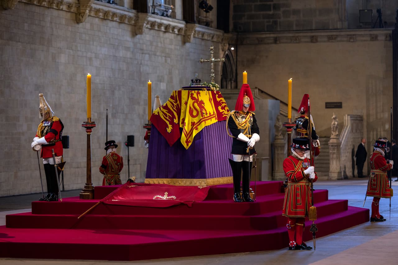 El arzobispo de Canterbury, Justin Welby, dirigió un breve servicio y leyó un extracto del evangelio según Juan. "No se turbe vuestro corazón: creéis en Dios, creed también en mí. En la casa de mi Padre muchas moradas hay; si no fuera así, os lo habría dicho".