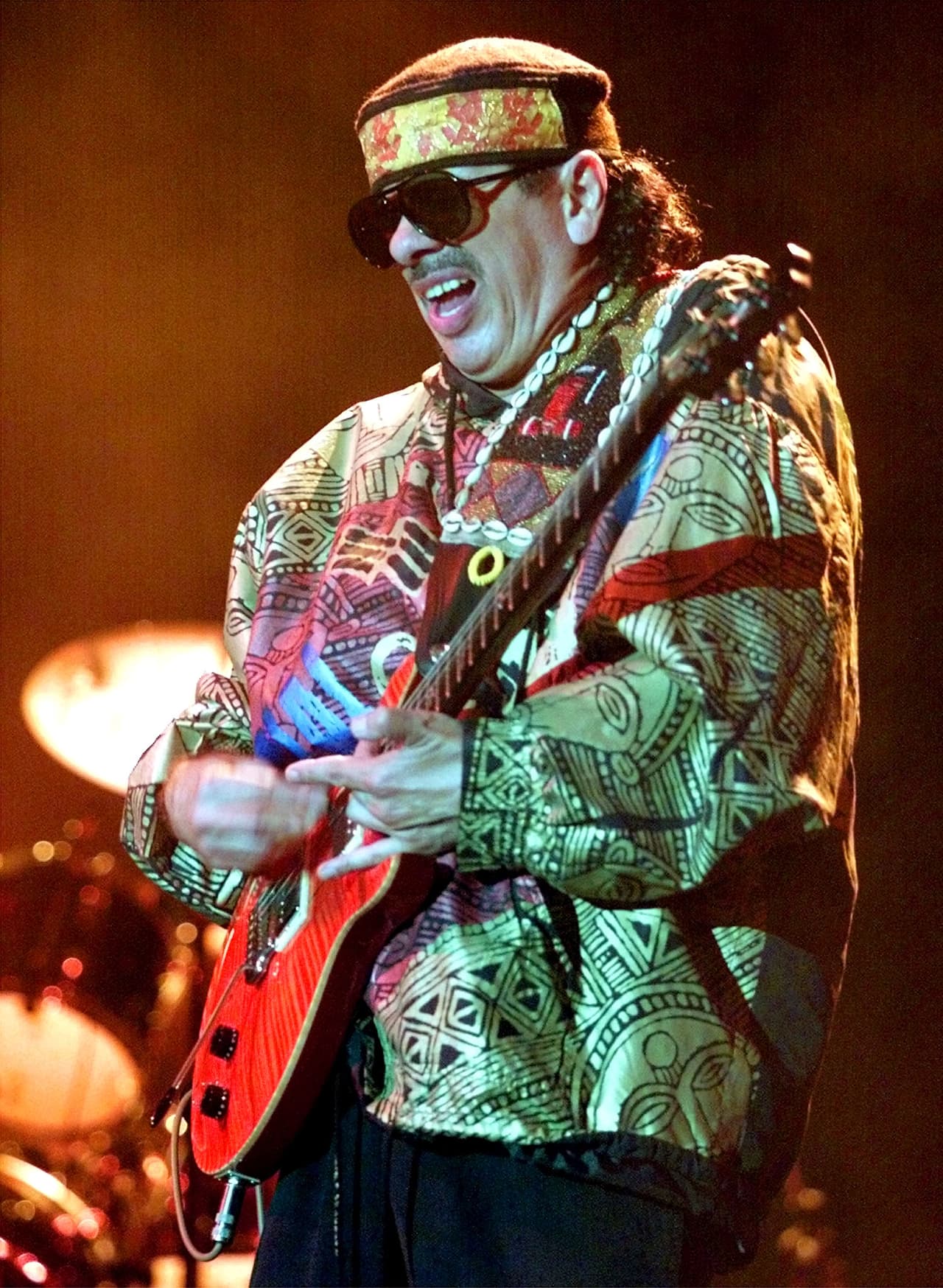 Carlos Santana, músico estadounidense de origen mexicano. Primer hispano en ser seleccionado al salón de la fama del Rock and Roll. Nacido en Jalisco, México, en 1947, se naturalizó estadounidense en 1965. Ha vendido más de 90 millones de álbumes en su carrera y ha sido ganador de 10 premios Grammy y tres Latin Grammy.