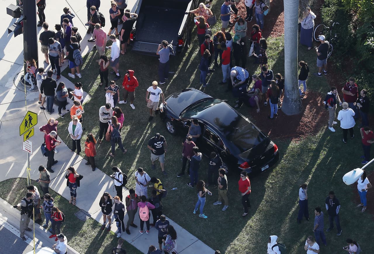 Imágenes de televisión del lugar del incidente mostraron a grupos de estudiantes evacuando en fila y las manos en alto.