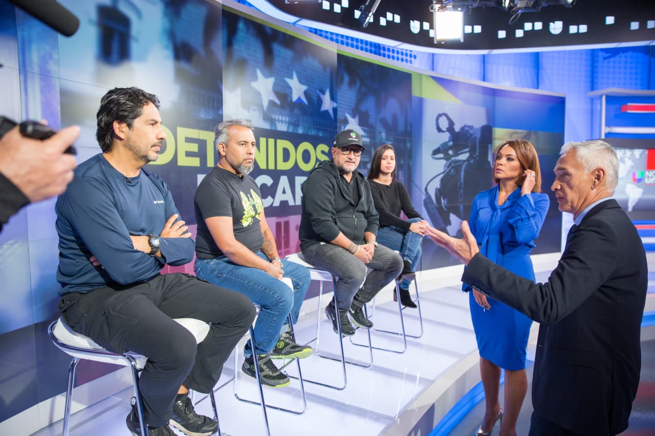 En el telediario estuvieron todos los involucrados en el incidente en Venezuela. De izquierda a derecha: Martín Guzmán, Édgar Garrido, Juan Carlos Guzmán y Claudia Rondón, junto a Ilia Calderón y Jorge Ramos.