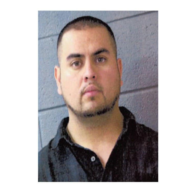 Arnoldo Jiménez es buscado por el asesinato de su esposa en Burbank, Illinois. Se cree que Jiménez apuñaló a la mujer en la bañera de su departamento y después huyó en un automóvil Maserati negro. Las autoridades creen que Jiménez podría residir en Durango, México en el área de Papasquiaro.