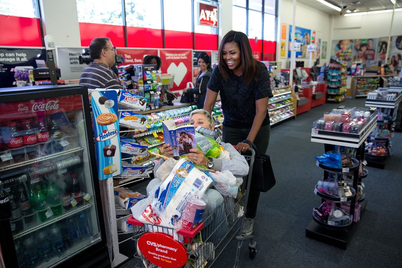 <b>12 de septiembre</b>. La primera dama se fue de compras a un CVS para prepararse para su nueva vida después de la Casa Blanca en una escena del programa de Ellen DeGeneres en Burbank, California.