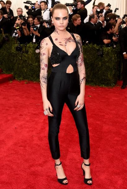 Cara Delevingne eligió llevar el tema hasta su piel, con un tatuaje falso de un árbol de cerezo, pero no fue tan buena idea.