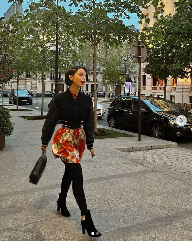 El precio de la prenda, que acompañó con un vestido floreado, botines negros y su clásico corte bob, oscila entre los 2,000 a 2,200 dólares, esto de acuerdo con el sitio ModeSens.