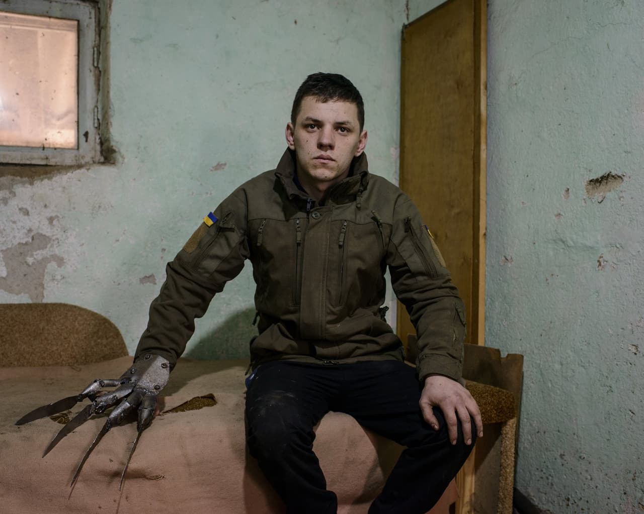 Alexander Yanushkevich lleva un guante de metal en su mano derecha que luce como si fuera una obra de arte luego de regresar del frente, donde peleó contra los separatistas en la región de Donbas, al este de Ucrania. Él se había alistado en el Ejército ucraniano como cocinero en 2017 y fue enviado al frente por cinco meses. A su regreso, comenzó a hacer obras de arte con metal. El guante que muestra en la imagen es la primera de ellas.