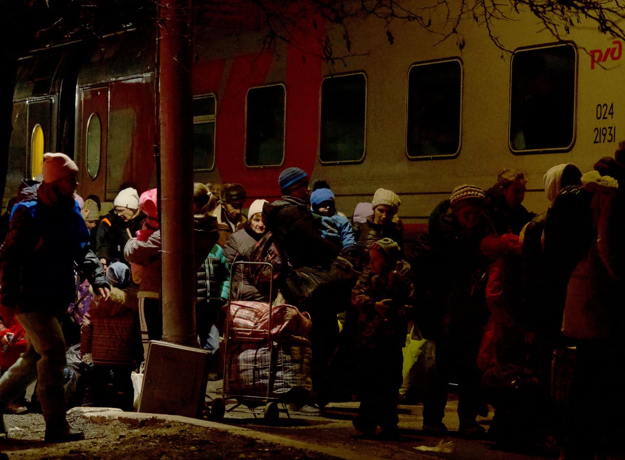 Evacuados suben a un tren con destino a Rusia. 
<b><a href="https://www.univision.com/noticias/mundo/conflicto-rusia-ucrania-2021-2022">En 2014, cuando comenzaron los combates con las fuerzas ucranianas,</a> los separatistas ya habían hecho una evacuación masiva de mujeres, niños y ancianos hacia Rusia, mientras que muchas localidades eran bombardeadas.</b>