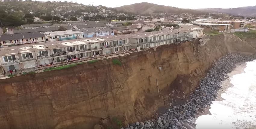 El precipicio creado por la fuerza de las olas en Pacifica (California)