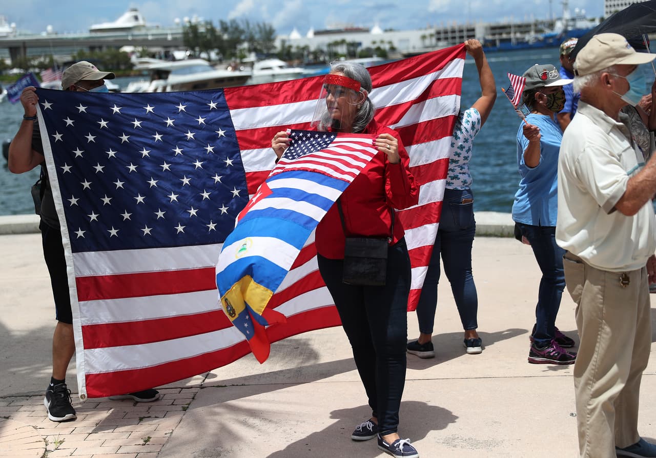 Banderas de EEUU y otros países también estuvieron presentes en la manifestación.