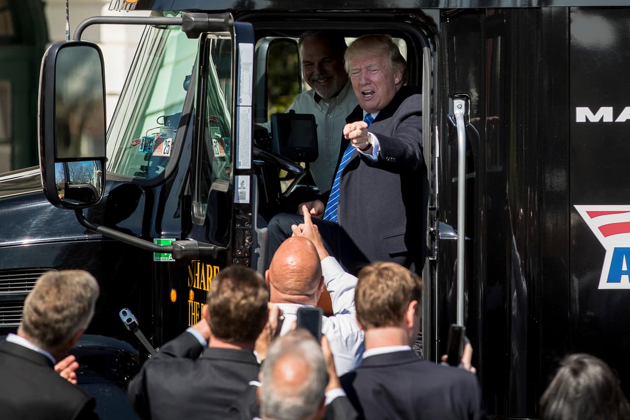 El presidente bromeó con los asistentes desde la butaca del conductor del camión.