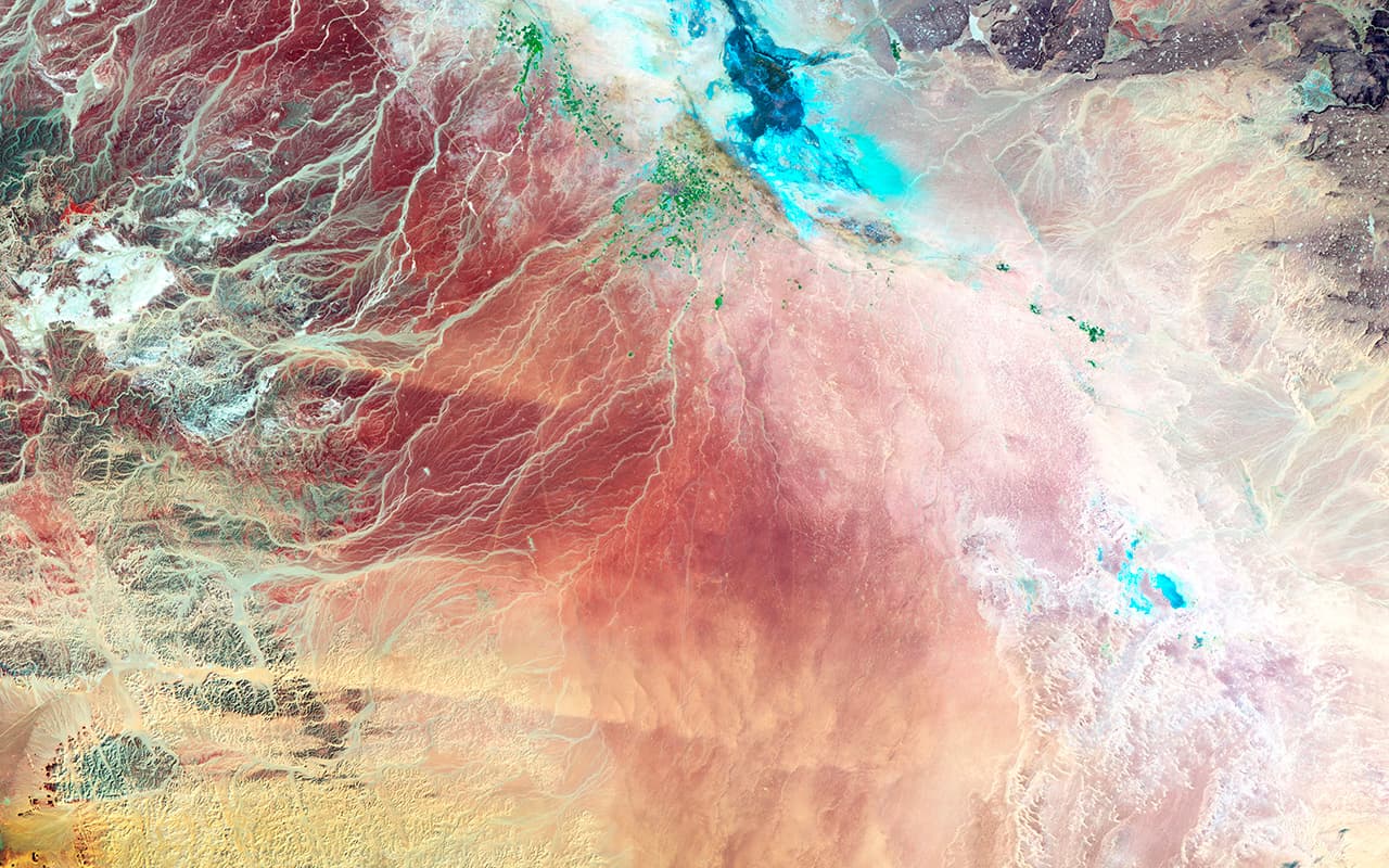 <b>Círculos de cultivos en el desierto 1: 5 de febrero de 1987. "</b>En las últimas tres décadas, Arabia Saudita ha estado perforando un recurso más valioso que el petróleo... han aprovechado reservas ocultas de agua para cultivar granos, frutas y verduras en el desierto", explica la NASA. Esta es una serie de imágenes que muestra cómo esta porción del desierto se ha convertido en una zona agrícola 
<b>(ver la siguiente imagen). </b>
<br>