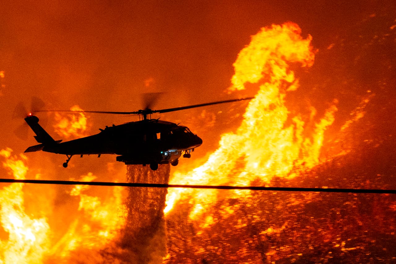 En el sur de California el incendio Lake sigue ardiendo al norte del condado de Los Ángeles. Este ha calcinado 30,763 acres y ha sido contenido en un 53%.