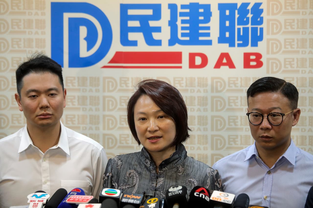 Starry Lee, la vocera del grupo pro-Pekín, habla en conferencia de prensa. Su campaña tuvo dos mensajes: el restablecimiento del orden y la paz en Hong Kong. El mayor partido político pro-Pekín sufrió un gran revés, con al menos 155 de sus 182 candidatos derrotados, según la prensa. Entre ellos, el diputado Junius Ho, odiado por los militantes prodemocráticos y que resultó herido a principios de noviembre en un ataque con cuchillo cuando se encontraba en campaña electoral.