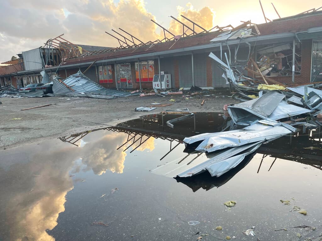 En el condado de Autaga un tornado se abrió paso durante 20 millas (32 kilómetros) a través de dos comunidades rurales, informó Ernie Baggett, director de manejo de emergencias del condado. Varias casas móviles fueron lanzadas al aire y al menos 12 personas resultaron heridas y llevadas a hospitales, dijo Baggett a la AP.