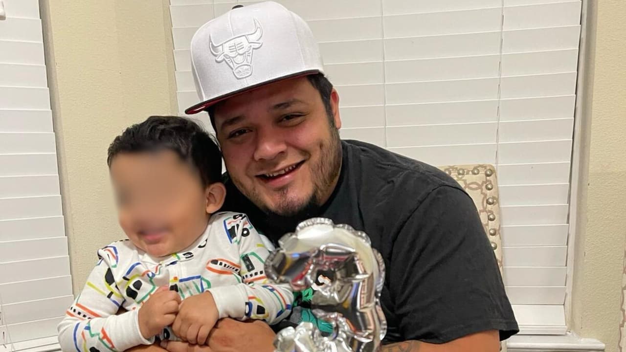 Desde ese momento
<b> Jennifer Vásquez no supo más de su esposo, hasta que viendo las noticias reconoció sus tatuajes entre los prisioneros que llegaron al Centro de Confinamiento del Terrorismo (Cecot), </b>la prisión de máxima seguridad de El Salvador, construida específicamente para albergar pandilleros. Fue deportado el 15 de marzo, junto a otros prisioneros cuyas deportaciones se hicieron de manera veloz pues el presidente Donald Trump invocó la Ley de Enemigos Extranjeros para hacerlo, pese a una prohibición de un juez.