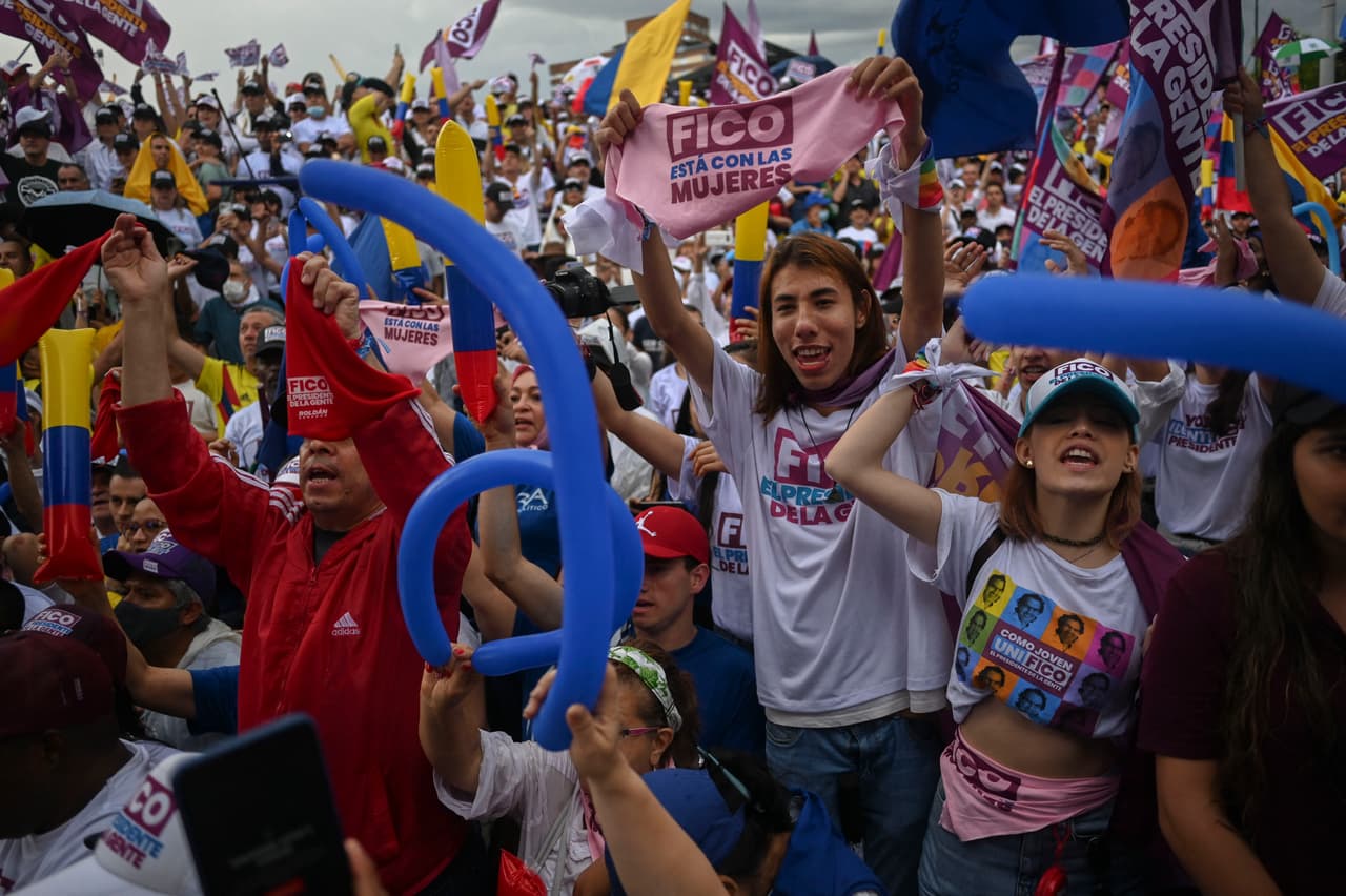 "Aquí vamos a hacer cambios, pero no pueden ser un salto al vacío como le pasó a Venezuela o a Nicaragua (...) No le vamos a entregar a Colombia al populismo", lanzó en un discurso alusivo a su mayor rival: Petro. 
<br>