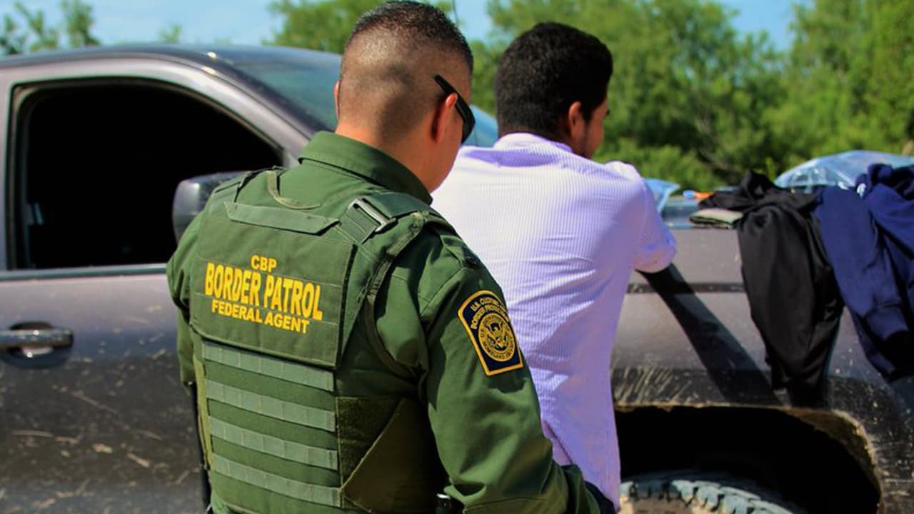 El gobierno "manipula" datos de arrestos para criminalizar a migrantes detenidos en la frontera