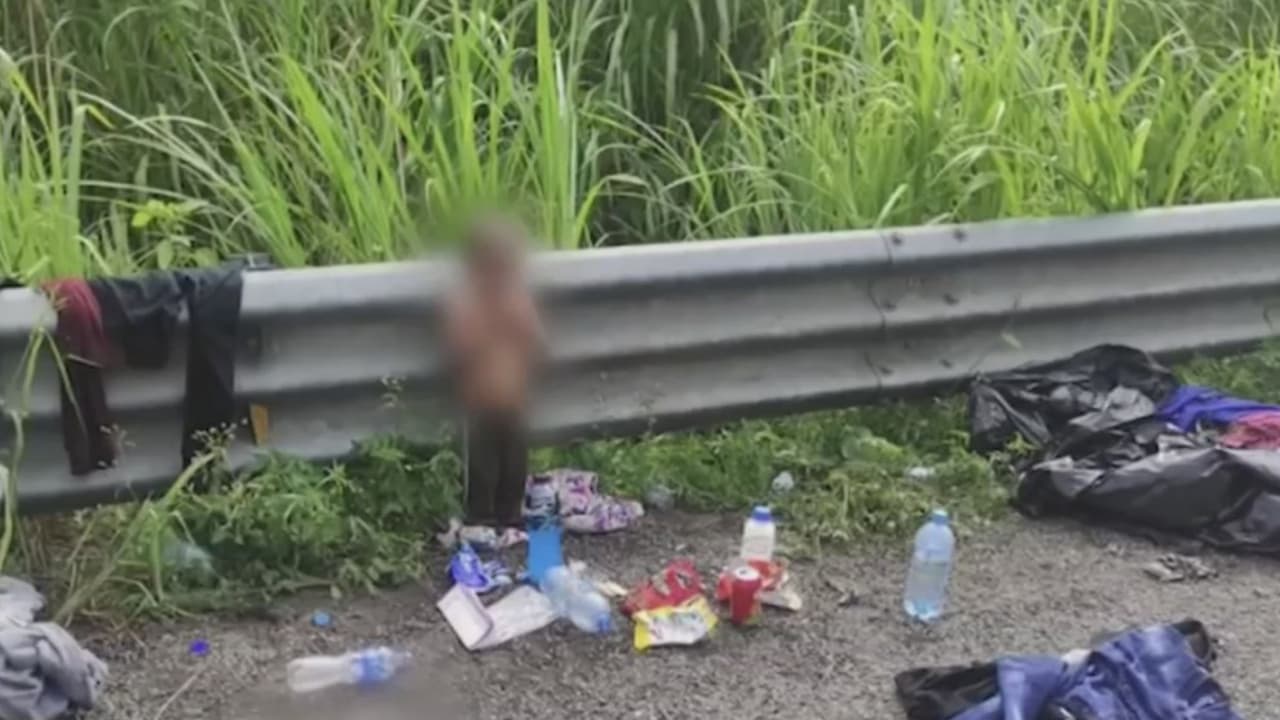 <b>Niño abandonado en una carretera de México: al parecer viajaba hacinado en un camión con migrantes</b>
<br>
<br>Al parecer, el pequeño de 2 años viajaba hacinado en un camión junto unos 100 migrantes. El vehículo se habría detenido cuando los pasajeros comenzaron a desmayarse a causa del calor. Ocho personas fueron detenidas.