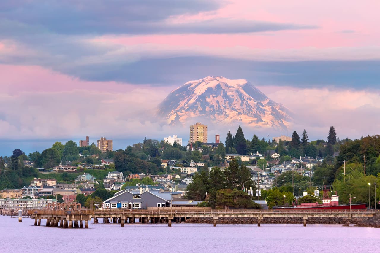 <b>Puesto 12. Tacoma, Washington</b>.
<br>
<br>Valor promedio de la vivienda en febrero de 2020: 347,323 dólares.
<br>
<br>Valor promedio de la vivienda en enero de 2021: 404,310 dólares. 
<br>
<br>Cambio bruto durante la pandemia: + 56,987 dólares.
<br>
<br>Porcentaje de cambio: 16.41%.
<br>
