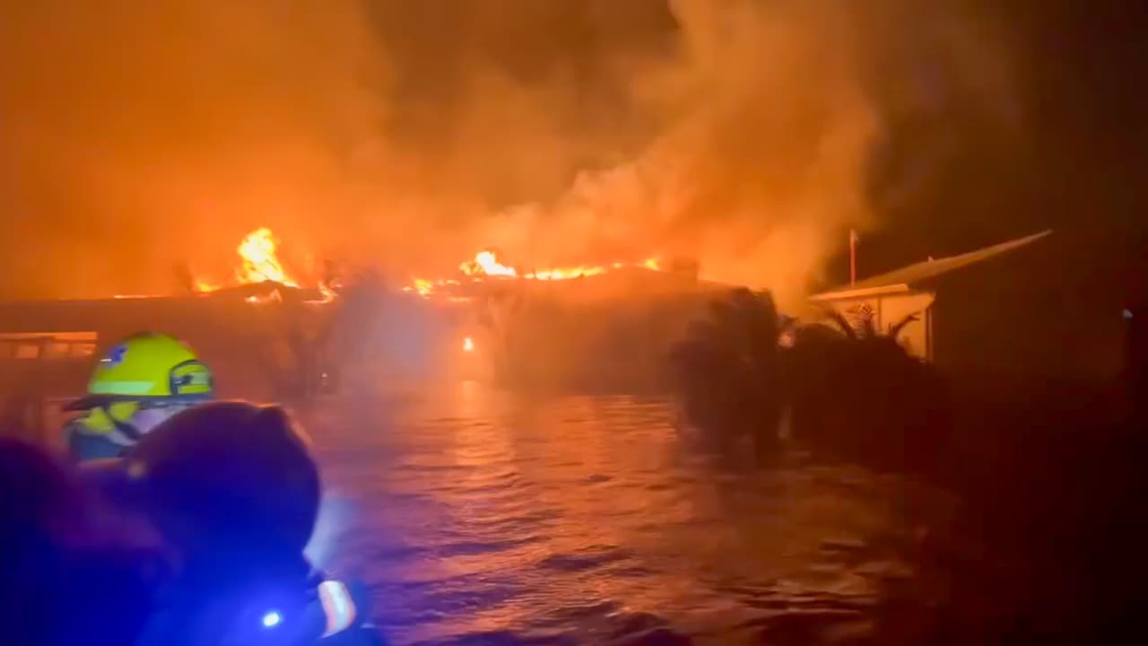 Estas imágenes se grabaron el jueves 26 de septiembre antes de la medianoche en la Ciudad de South Pasadena, Florida, durante el 
<b><a href="https://www.univision.com/local/tampa-wvea/fotografias-impactantes-rescates-helene-costa-este-fotos" target="_blank">paso del huracán Helene.</a></b> Las cuadrillas de socorristas dijeron que seguirían haciendo rescates en la medida de lo posible porque las condiciones eran severas y se creía que lo peor aún estaba por llegar.