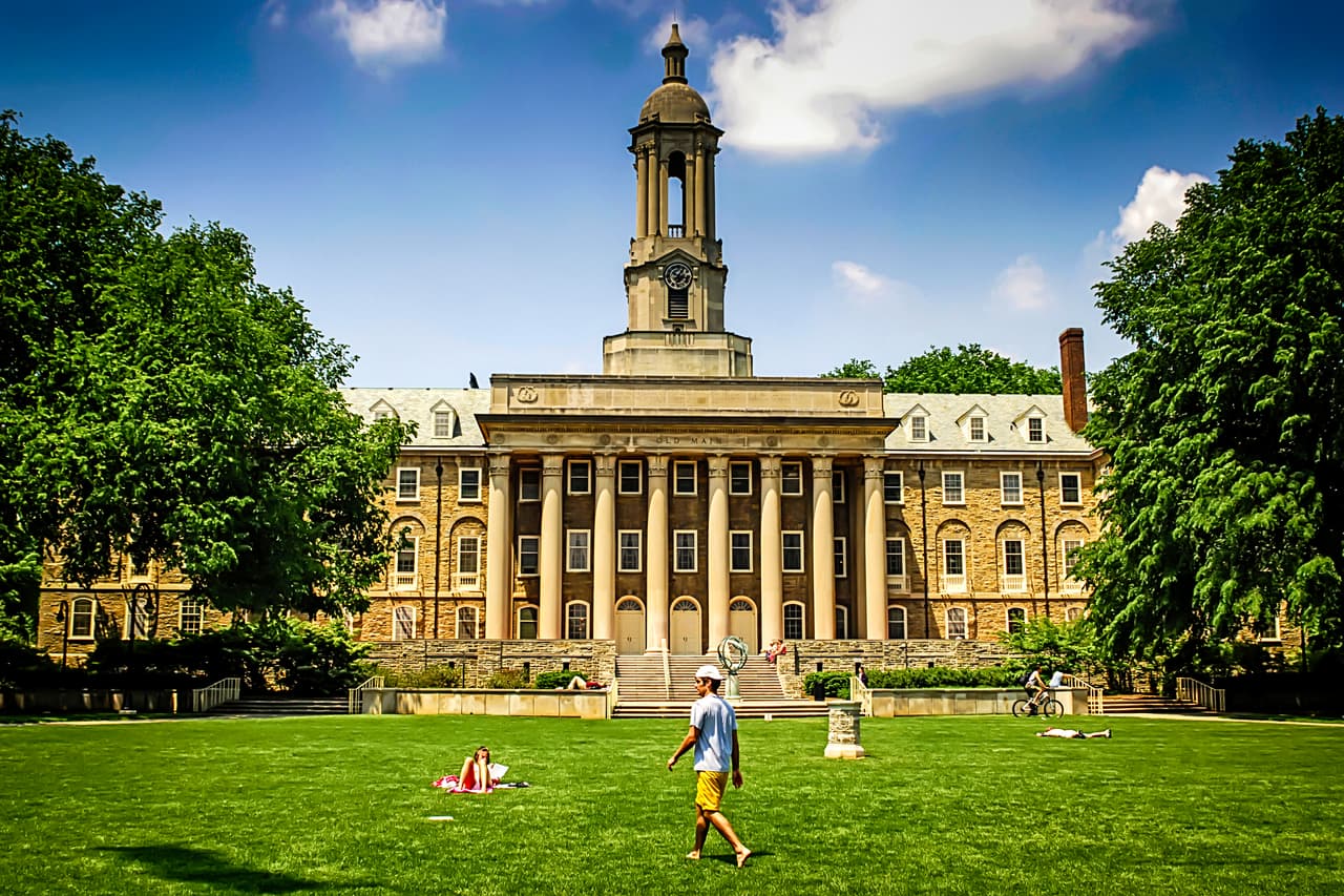 <b>Puesto 26: State College, Pennsylvania.</b> La tasa de desempleo antes del coronavirus en esta ciudad era de 3.6%, 0.1 puntos porcentuales más alta que la tasa nacional. Además, el 46.7% de los residentes que tienen al menos 25 años tienen un título de universitario, la decimoctava más alta en este renglón entre las áreas metropolitanas.
<br>
